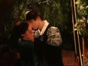 明星摸胸吻戏,明星激情吻戏幕后揭秘