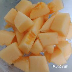 美女吃黄金蜜瓜图片,美女邂逅黄金蜜瓜的奢华瞬间