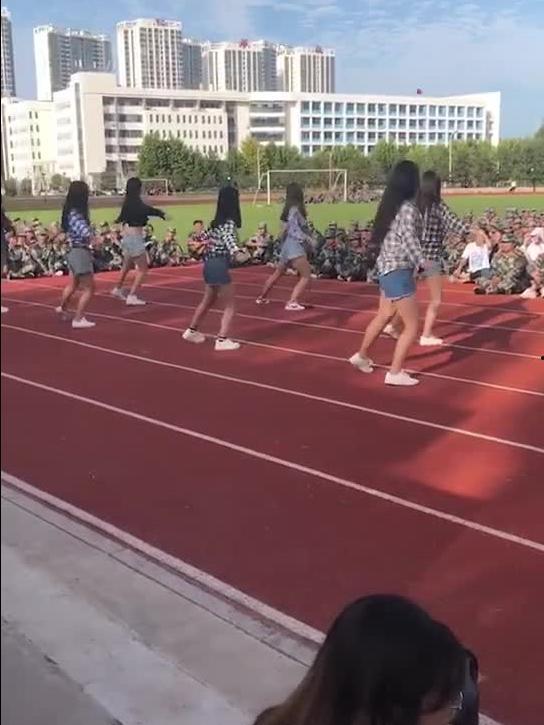 吃瓜潍坊军训跳舞,翩翩起舞展现青春风采