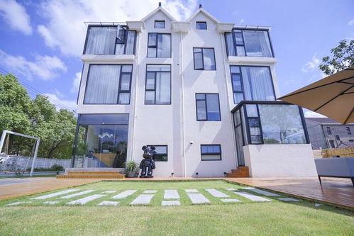 网红迷你电梯民宿图片,垂直空间中的时尚居住体验